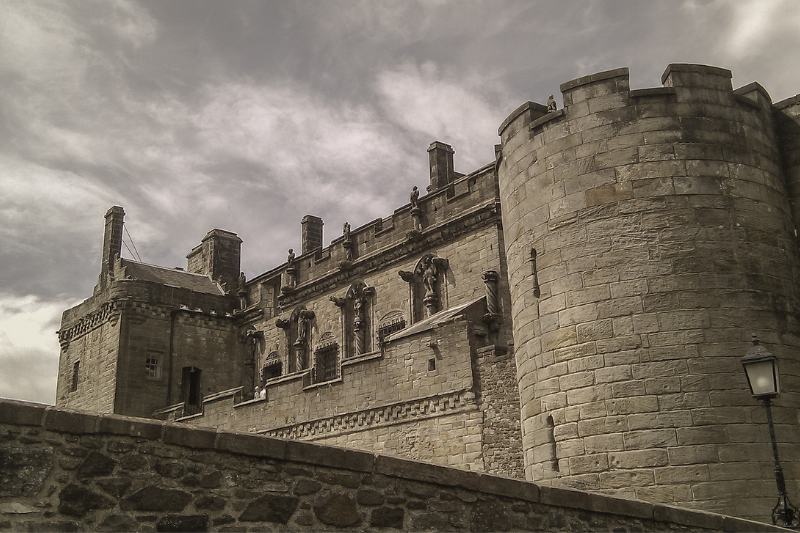 Castillo de piedra bajo un cielo gris